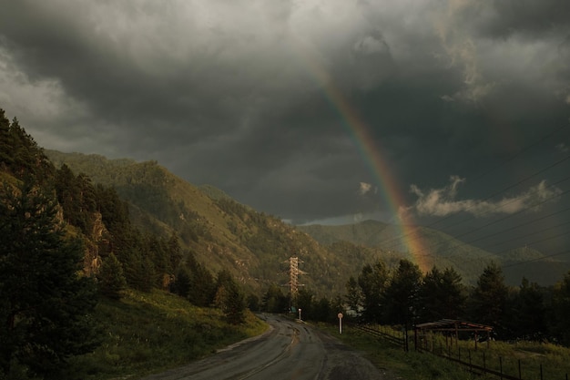 Arco iris sobre la carretera cerca de Chemal en la República de Altai