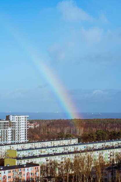 Foto arco iris sobre la ciudad de gdansk y el mar báltico