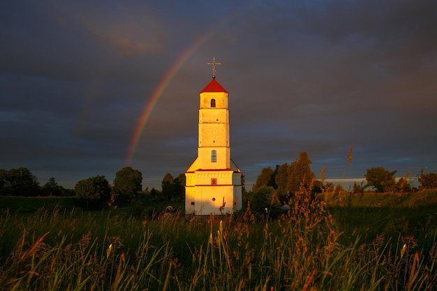 Foto arco iris sobre iglesia antigua