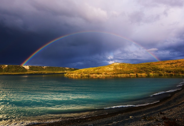 Arco iris sobre las montañas. Hermosos paisajes naturales. Naturaleza pintoresca.