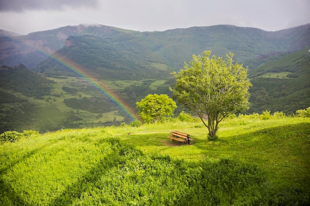 Arco iris sobre las montañas en Tatev, provincia de Syunik de Armenia