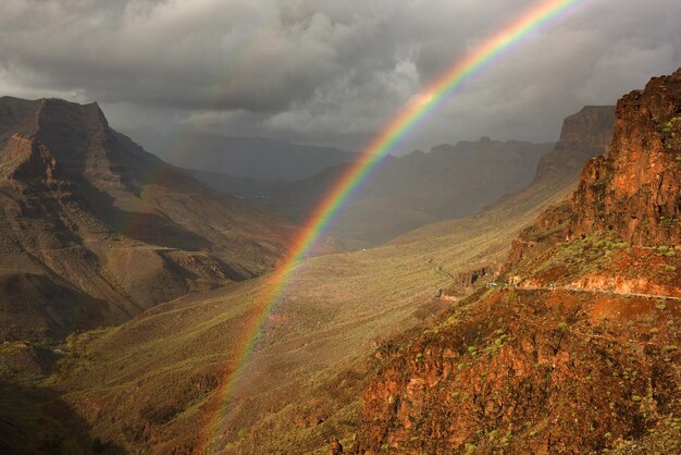 Foto el arco iris sobre las montañas