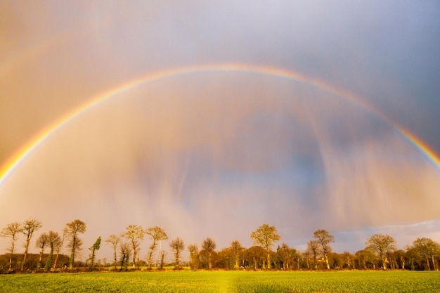 Arco-íris sobre o céu tempestuoso na Bretanha rural