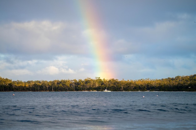 arco-íris sobre o oceano e o mato australiano em um parque