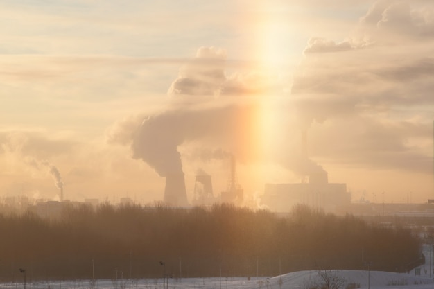 Arco iris sobre la planta de energía térmica