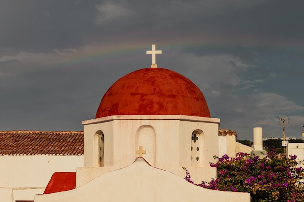 Arco-íris sobre uma cúpula vermelha em Fabrika Mykonos