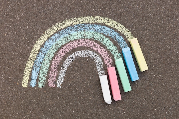 Arco iris de tiza pintado en la carretera El concepto de esperanza para un futuro feliz