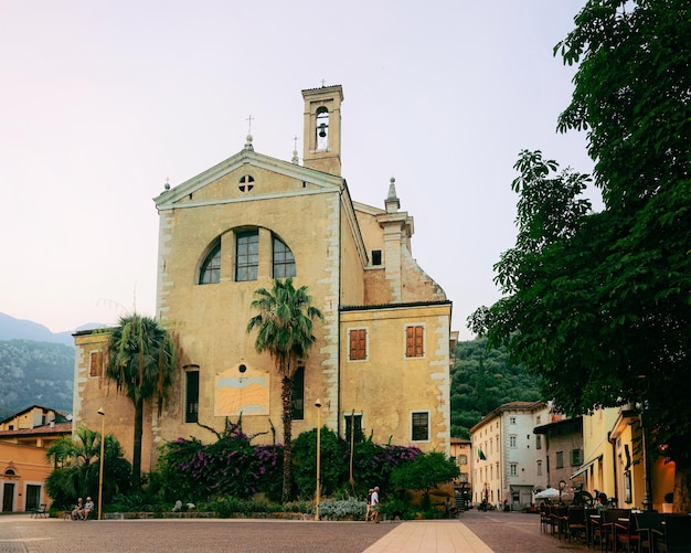 Arco, Itália - 5 de julho de 2019: Paisagem urbana com a Igreja Santa Maria Assunta perto do lago Garda de Trentino, Itália. Rua com a Catedral na cidade de Arco em Trento perto de Riva del Garda