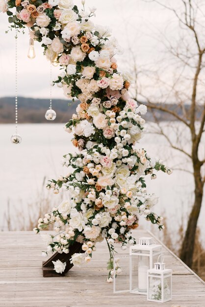 Arco de madera para boda con hermosas flores