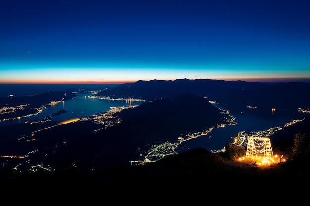 Arco de madera con velas en la noche en montenegro en el centrico