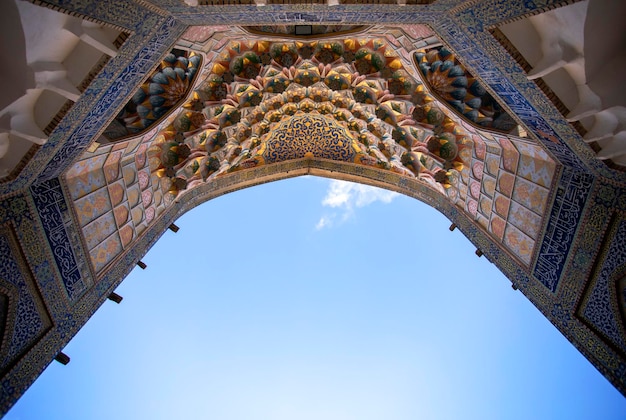 Arco en la madraza con un hermoso adorno