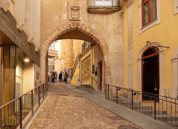 Arco medieval en las antiguas murallas de Coimbra llamado Arco de Almedina