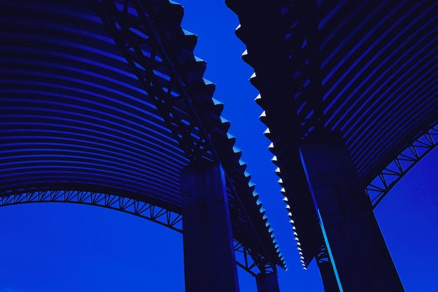 Arco de metal espiral de fondo abstracto en el cielo azul