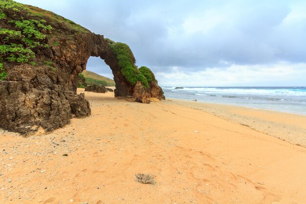 Foto arco natural contra el cielo en la playa de morong