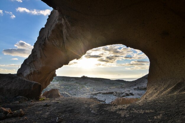 Arco natural de formação vulcânica no deserto Tenerife Ilhas Canárias Espanha