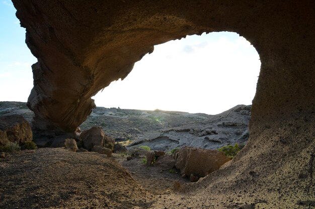 Arco natural de formación volcánica en el desierto Tenerife Islas Canarias España