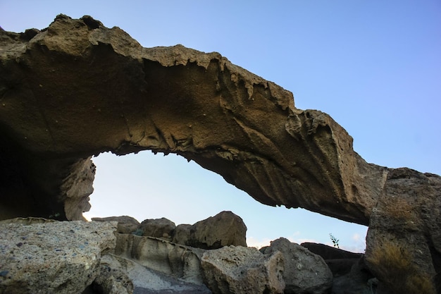 Foto arco natural de formación volcánica en el desierto tenerife islas canarias españa