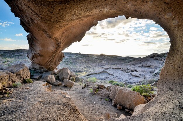 Arco natural de formación volcánica en el desierto Tenerife Islas Canarias España