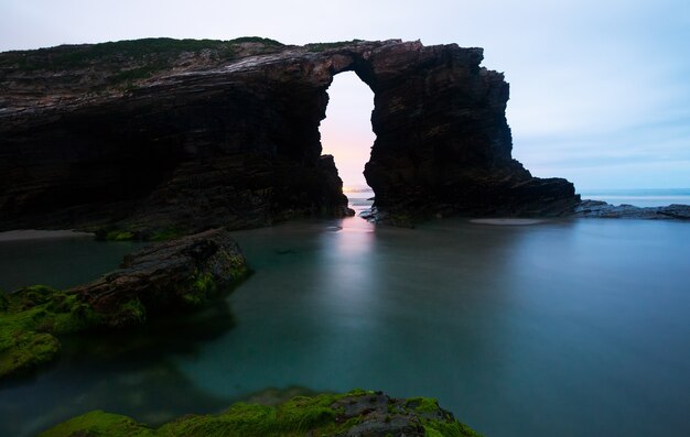 Arco natural en el momento del crepúsculo