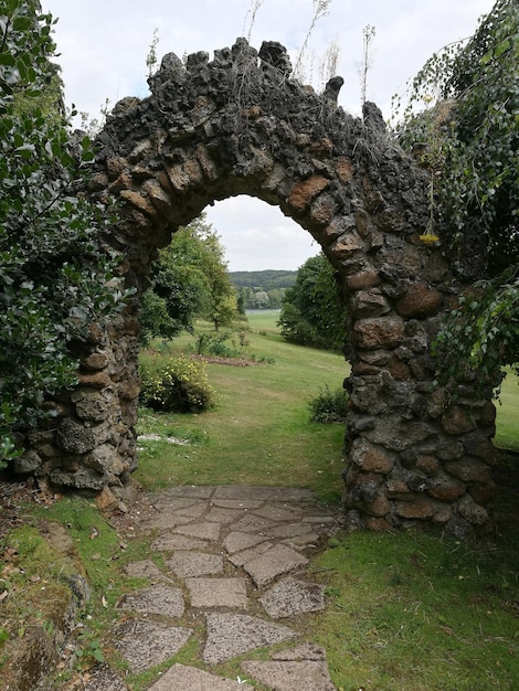 Foto arco no parque contra o céu