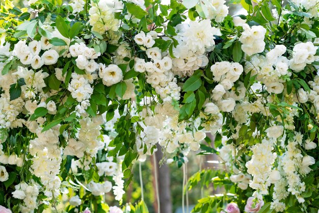 Arco para uma cerimônia de casamento de flores frescas em branco, close-up. foco seletivo suave.