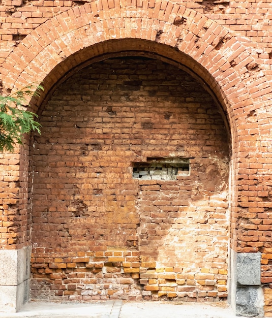 Arco en la pared de viejos ladrillos estructurales Fondo con textura