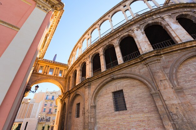 Arco del pasillo de valencia entre la catedral y la basílica españa