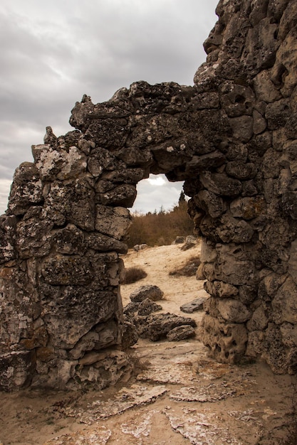 Un arco de piedra en el desierto. Cálido paisaje desértico. Ruinas antiguas