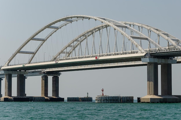 El arco del puente de Crimea desde muy cerca.