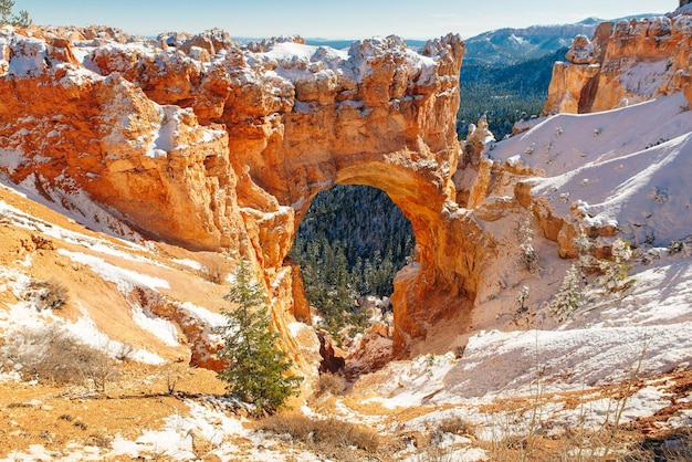 Arco de puente de piedra natural en Bryce Canyon con nieve