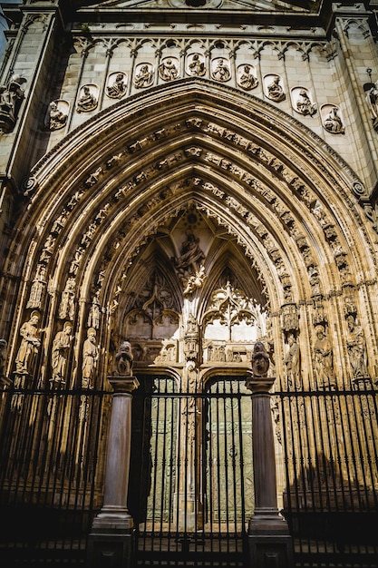 arco y puerta de la catedral de Toledo, ciudad imperial. España