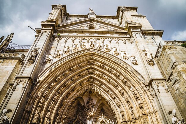 Arco y puerta lateral de la catedral toledo