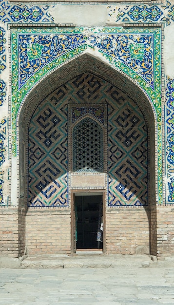 Arco y puerta con pelado tradicional antiguo ornamento asiático Arquitectura medieval de Asia Central