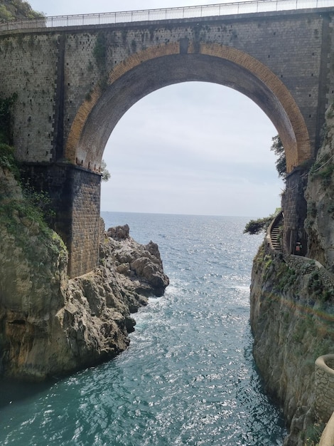 Foto un arco redondo con un agujero en él que dice mar