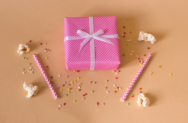 Foto arco de regalo y pila de macarrones