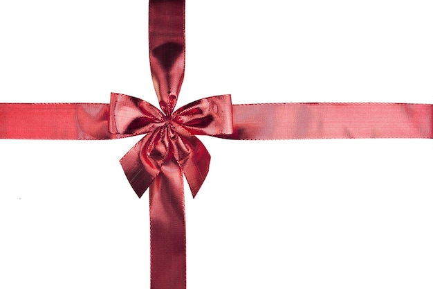 Arco de regalo rojo y cinta sobre un fondo blanco.