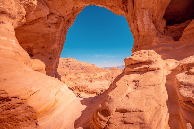 Arco en la roca. Paisaje natural del desierto. Parque Timna. Israel