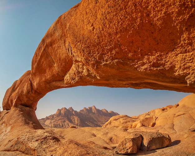 Foto arco de roca en el parque nacional spitzkoppe en namibia en áfrica.