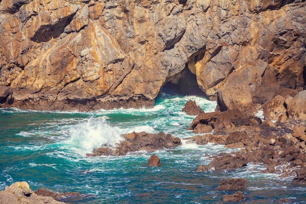 Arco rochoso à beira-mar na rocha