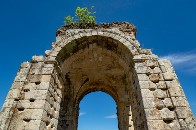 Arco romano de Caparra en España por la Vía de la Plata