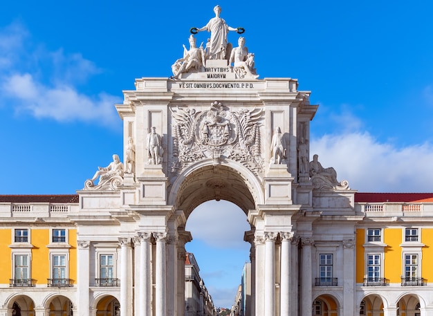 Foto el arco de la rua augusta es un arco triunfal de piedra en la plaza del comercio. lisboa, portugal