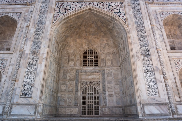 Arco del Taj Mahal y textura del edificio Agra, India. Taj Mahal es ampliamente reconocido como la joya del arte musulmán y una de las obras maestras universalmente del mundo.