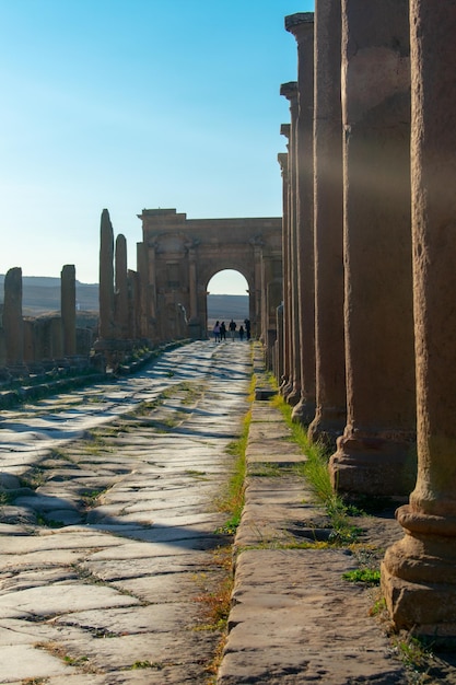 Foto el arco de trajano en timgad, argelia