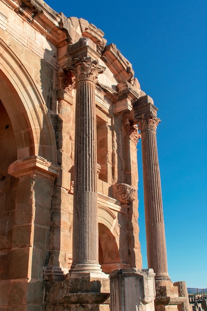 Foto el arco de trajano en timgad, argelia