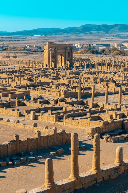 Foto el arco de trajano en timgad, argelia