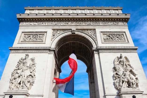 El arco triunfal decorado con bandera francesa París Francia