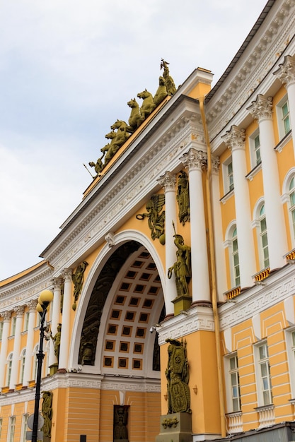 Arco triunfal del edificio del Estado Mayor en la Plaza del Palacio en San Petersburgo, Rusia