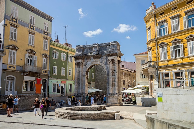 Arco triunfal de la época antigua romana en Pula