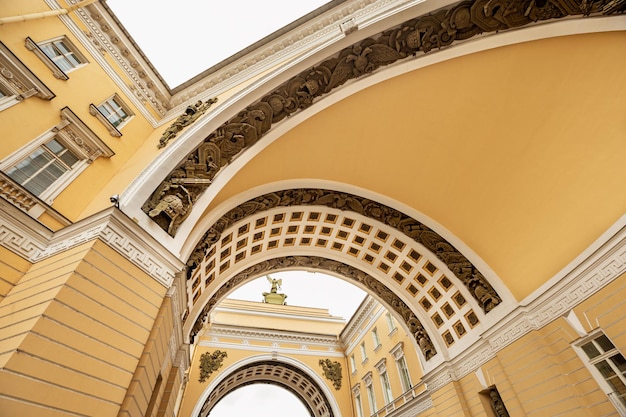 Arco triunfal del Estado Mayor San Petersburgo Rusia Edificio de elementos decorativos arquitectónicos