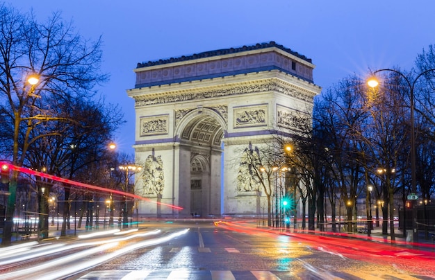 El arco triunfal en nightParis Francia